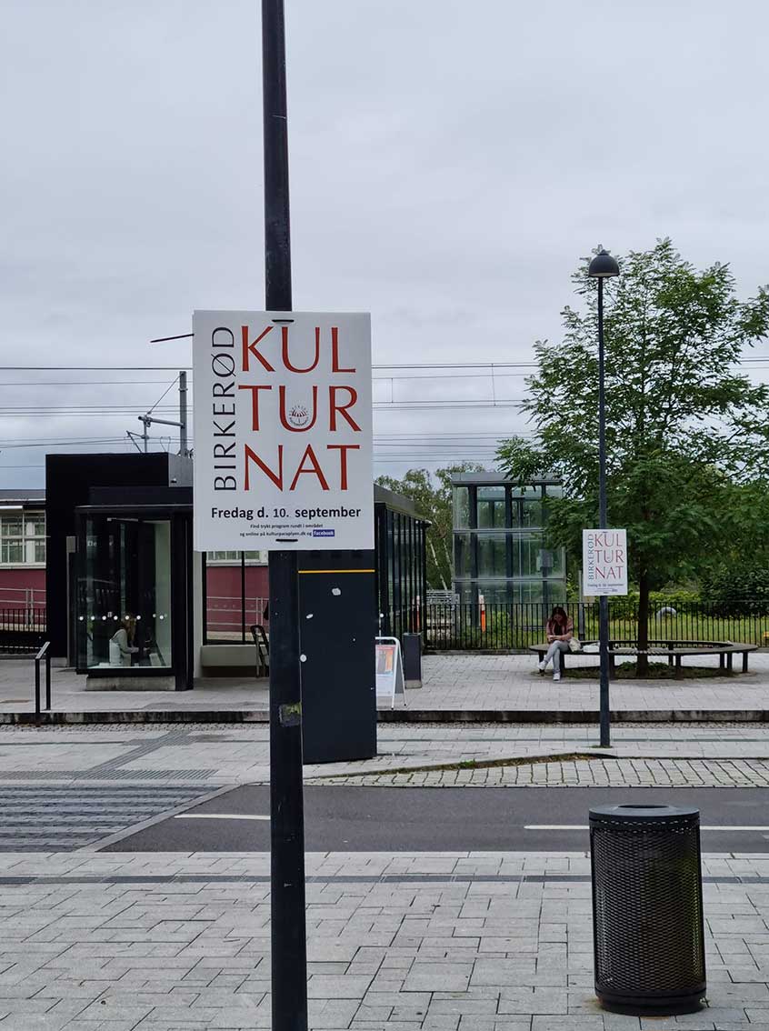 Store skilte til ophæng i lygtepæle